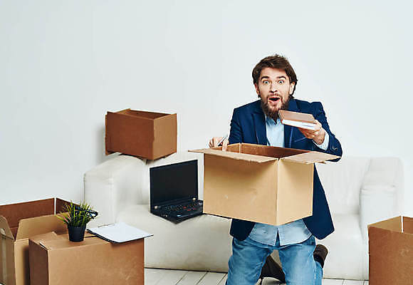 포토 JPG 해외이미지 전신 백인 남자 실내 한명 들기 성인 앞모습 책 상자 소파 놀람 비즈니스맨 이사 무릎꿇기 이삿짐 짐싸기 성인남자한명만 해외포토 서양인 1 감정 뷰포인트 의자 비즈니스 모션 표정 사람 내부 직장인 남자한명만 성인남자만 파일형식 이미지허브