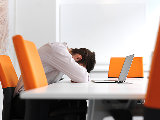 포토 JPG 해외이미지 남자 엎드리기 비즈니스 스트레스 피곤 한명 앉기 성인 노트북 컴퓨터 사무실 업무 비즈니스맨 좌절 책상 우울증 성인남자한명만 해외포토 1 감정 가구 컨셉 모션 사람 전자제품 작업 직장인 질병 남자한명만 성인남자만 파일형식 이미지허브