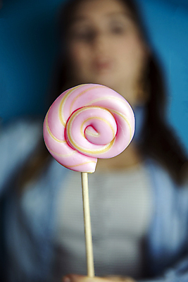 포토 JPG 해외이미지 백인 손 여자 행복 얼굴 음식 분홍색 백그라운드 컨셉 휴가 디저트 발렌타인데이 관리 막대사탕 사탕 선물 사랑 미소 사람없음 컬러풀 과자 우주 초콜릿 기쁨 하트 축하 표현 잡기 막대기 달콤 맛 설탕 심볼 주기 고립 팝 스타일 맛있는 해외포토 모양 서양인 감정 컬러 모션 데이이벤트 표정 사람 신체부위 파일형식 이미지허브