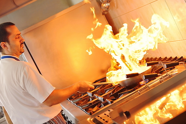 포토 JPG 해외이미지 남자 불 실내 요리 한명 들기 상반신 성인 옆모습 주방 요리사 굽기 성인남자한명만 웍 해외포토 자연요소 직업 1 뷰포인트 모션 주방용품 사람 내부 구이 남자한명만 성인남자만 파일형식 이미지허브