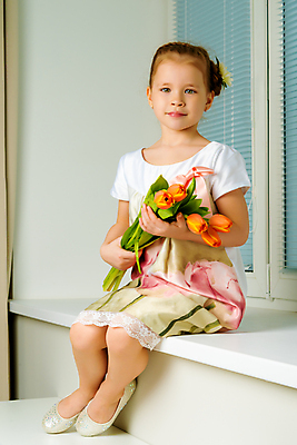 포토 JPG 해외이미지 백인 라이프스타일 드레스 계절 꽃 어린이 분홍색 꽃다발 백그라운드 꽃무늬 창문 자연 휴가 부활절 주택 실내 한명 사람 앉기 내부 장식 초록색 컬러풀 노란색 정원 꽃병 봄 기쁨 방 흰색 아기 블라인드 꽃집 냄새 걸음마 돌봄 해외포토 서양인 식물 1 옷 기념일 감정 컬러 무늬 모션 건물 생활 상점 커튼 생태계 파일형식 이미지허브
