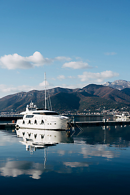 포토 JPG 해외이미지 디자인 바다 요트 자연 휴가 산 항해 사람없음 물 항구 장비 흰색 만 보트 재산 고급 크루즈 정박 활 휴양지 모터보트 모터 몬테네그로 뱃놀이 해외포토 자연요소 컬러 컨셉 배_교통 교통시설 금융 전통놀이 장소 생태계 파일형식 이미지허브