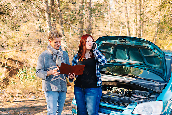 포토 JPG 해외이미지 백인 여자 도로 여행 백그라운드 2 교통시설 자동차 모바일 거리 스트레스 대화 사람 성인 야외 두명 스마트폰 손상 긴급 도움 오픈 운전사 수리 사건 고장 서비스 문제 엔진 정비공 보험 모터 그만 길가 깨짐 자동 트러블 헬프 해외포토 서양인 직업 길 육상교통 교통 컨셉 말하기 핸드폰 스마트기기 기술자 시설 파일형식 이미지허브