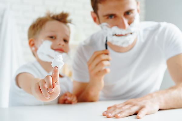 포토 JPG 해외이미지 백인 응시 남자 아들 어린이 티셔츠 함께함 들기 소년 상반신 성인 두명 앞모습 옆모습 아웃포커스 손들기 아빠 보여주기 면도기 면도크림 남자만 해외포토 서양인 시선 뷰포인트 컨셉 셔츠 가족 모션 촬영기법 사람 위생용품 파일형식 이미지허브