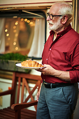 포토 JPG 해외이미지 백인 라이프스타일 접시 응시 노년 남자 행복 안경 수염 한명 미소 사람 야외 옆모습 세로 여행객 캠핑 빵집 신선 잡기 주름 은퇴 승합차 긍정 옛날 노화 카피스페이스 해외포토 서양인 1 식기 시선 잡화 감정 뷰포인트 컨셉 모션 승용차 레저 표정 성인 생활 상점 공백 파일형식 이미지허브