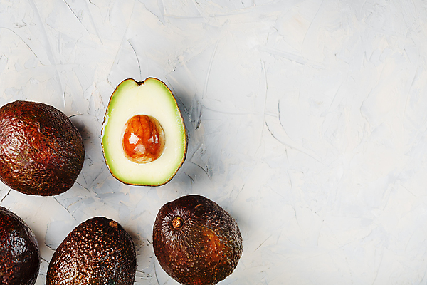 포토 JPG 해외이미지 과일 회색배경 단면 씨앗 사람없음 하이앵글 신선 유기농 아보카도 카피스페이스 해외포토 식물 웰빙 뷰포인트 백그라운드 공백 회색 파일형식 이미지허브