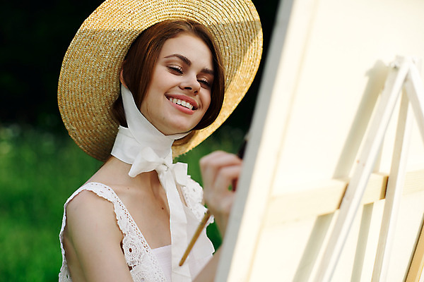 포토 JPG 해외이미지 여자 예술 자연 한명 웃음 상반신 성인 야외 그리기 이젤 그림 밀짚모자 캔버스 성인여자한명만 해외포토 모자_잡화 1 모션 표정 사람 미술도구 생태계 여자한명만 성인여자만 파일형식 이미지허브