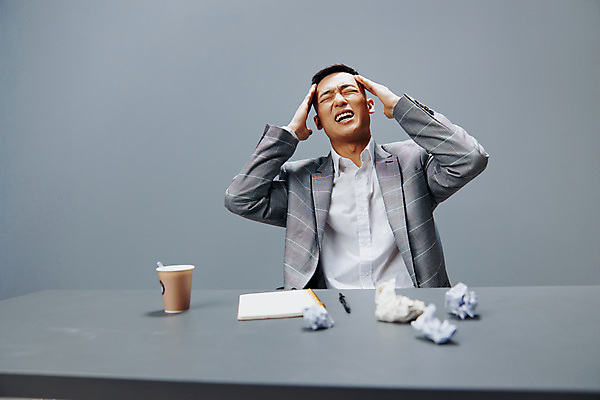 포토 JPG 해외이미지 남자 종이 비즈니스 한명 상반신 성인 앞모습 분노 비즈니스맨 책상 종이뭉치 손짚기 성인남자한명만 해외포토 1 감정 뷰포인트 가구 사람 손짓 직장인 뭉치 남자한명만 성인남자만 파일형식 이미지허브