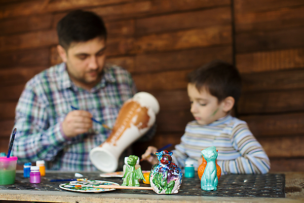 포토 JPG 해외이미지 모양 교육 행복 아들 얼굴 어린이 가족 놀이 탁자 주택 함께함 실내 사랑 미술 미소 사람 앉기 소년 두명 목재 컬러풀 연필 꽃병 페인트 유치원 놀이방 방 머그컵 흰색 아기 아빠 그림 예술가 페인트붓 걸음마 해외포토 나무 남자 꽃 감정 컬러 가구 컨셉 재료 관계 모션 문화예술 학용품 표정 내부 건물 신체부위 컵 필기구 붓 파일형식 이미지허브