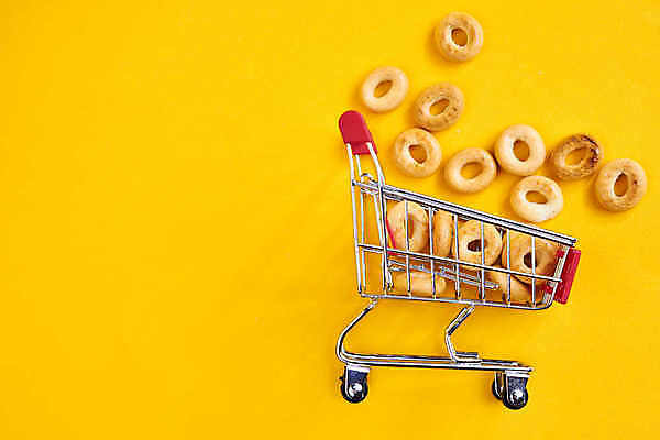포토 JPG 해외이미지 실내 사람없음 쇼핑카 미니어처 오브젝트 베이글 쏟아짐 넘어짐 노란배경 해외포토 빵 백그라운드 모션 내부 쇼핑 노란색 모형 카트 파일형식 이미지허브