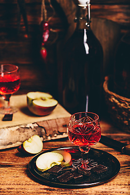 포토 JPG 해외이미지 유리병 쟁반 사람없음 아웃포커스 초콜릿 칵테일 사과 나무탁자 해외포토 과일 탁자 병_용기 디저트 주류 촬영기법 파일형식 이미지허브