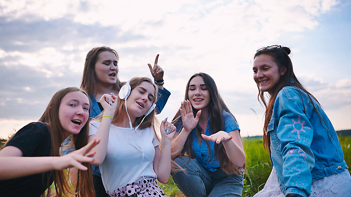 포토 JPG 해외이미지 라이프스타일 여학생 여자 행복 무기 얼굴 음악 이어폰 백그라운드 셔츠 전등 함께함 미소 사람 앉기 여러명 성인 10대 선글라스 파티 유행 헤드폰 소리 우정 듣기 흰색 그룹 MP3 흥분 체크무늬 고립 해외포토 학생 감정 안경 컬러 음향기기 다수 컨셉 상의 무늬 모션 청소년 문화예술 조명 표정 이벤트 생활 신체부위 친구 전자제품 파일형식 이미지허브