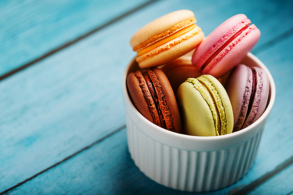 포토 JPG 해외이미지 그릇 디저트 실내 사람없음 달콤 담기 파란배경 마카롱 나무배경 해외포토 식기 음식 백그라운드 모션 내부 파란색 맛 파일형식 이미지허브