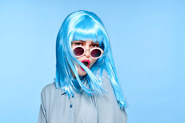 포토 JPG 해외이미지 여자 하늘색 입벌림 한명 상반신 성인 앞모습 선글라스 놀람 가발 성인여자한명만 힙스터 해외포토 1 패션 감정 안경 뷰포인트 표정 사람 파란색 여자한명만 성인여자만 파일형식 이미지허브