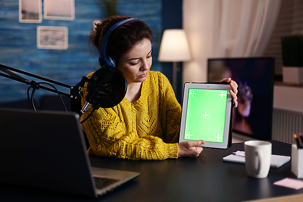 포토 JPG 해외이미지 여자 안내 한명 들기 상반신 성인 옆모습 컵 파란색 노트북 태블릿 모니터 촬영 헤드셋 공책 책상 마이크 방송 촬영실 성인여자한명만 크로마키 유튜버 해외포토 1 식기 뷰포인트 컬러 음향기기 가구 모션 문구용품 사람 전자제품 스마트기기 컴퓨터 헤드폰 공간 여자한명만 성인여자만 파일형식 크리에이터 이미지허브