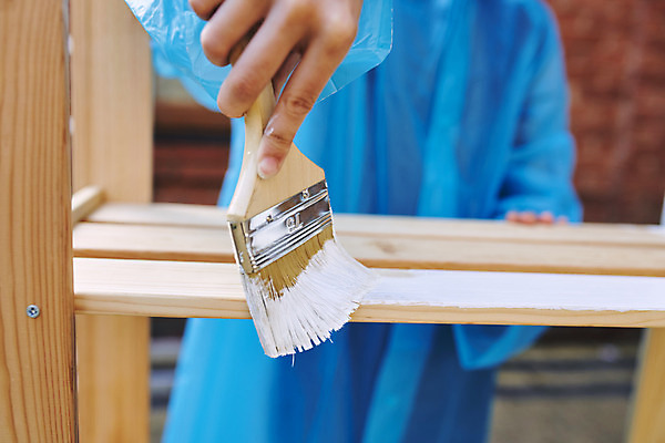 포토 JPG 해외이미지 여자 한명 들기 상반신 성인 목재 앞모습 페인트칠 소프트포커스 바르기 페인트붓 목공예 목재가구 셀프 성인여자한명만 셀프인테리어 해외포토 나무 1 뷰포인트 가구 재료 모션 페인팅 촬영기법 사람 인테리어 붓 공예 여자한명만 성인여자만 파일형식 이미지허브