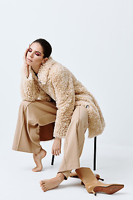 포토 JPG 해외이미지 전신 모델 여자 패션 신발 의자 실내 한명 앉기 성인 옆모습 눈감음 턱괴기 코트 우아함 모피코트 스타일링 앵클부츠 성인여자한명만 와이드팬츠 해외포토 1 뷰포인트 가구 컨셉 바지 모션 부츠 사람 내부 외투 여자한명만 성인여자만 파일형식 이미지허브