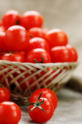 포토 JPG 해외이미지 토마토 방울토마토 실내 사람없음 아웃포커스 바구니 가득함 담기 해외포토 채소 모션 촬영기법 내부 파일형식 이미지허브