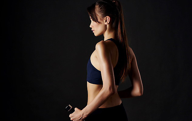 포토 JPG 해외이미지 여자 검은배경 실내 한명 들기 상반신 성인 옆모습 근육질 성인여자한명만 해외포토 1 뷰포인트 백그라운드 모션 근육 사람 내부 검은색 몸매 여자한명만 성인여자만 파일형식 이미지허브