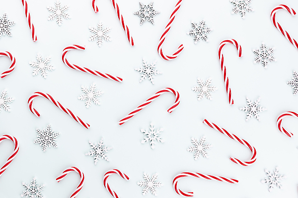 포토 JPG 해외이미지 크리스마스 크리스마스용품 눈꽃 실내 사람없음 눈송이 흰배경 눈꽃무늬 지팡이사탕 크리스마스배경 해외포토 기념일 백그라운드 무늬 눈_날씨 사탕 내부 흰색 용품 파일형식 이미지허브