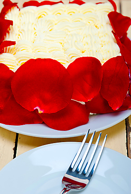 포토 JPG 해외이미지 접시 꽃잎 포크 사람없음 장미 케이크 달콤 생크림 나무배경 해외포토 식기 꽃 백그라운드 디저트 맛 크림 파일형식 이미지허브