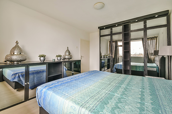 포토 JPG 해외이미지 실내 사람없음 장식 인테리어 반사 침실 거울 침대 장롱 서랍장 심플 해외포토 디자인 가구 내부 파일형식 이미지허브