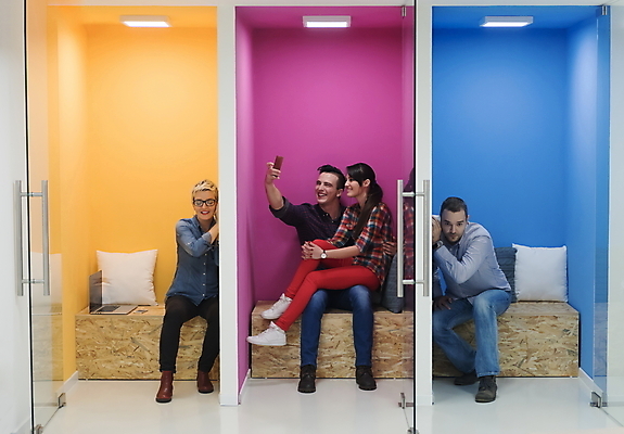 포토 JPG 해외이미지 전신 여자 남자 벽 들기 앉기 여러명 성인 노트북 스마트폰 태블릿 사무실 업무 비즈니스맨 비즈니스우먼 엿듣기 셀프카메라 성인만 해외포토 다수 비즈니스 모션 사람 전자제품 핸드폰 스마트기기 사진촬영 작업 직장인 파일형식 이미지허브