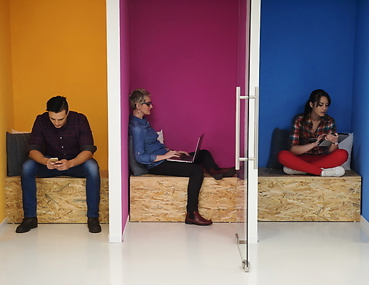 포토 JPG 해외이미지 전신 여자 남자 벽 들기 앉기 성인 세명 노트북 스마트폰 태블릿 사무실 타이핑 업무 비즈니스맨 비즈니스우먼 성인만 해외포토 비즈니스 모션 사람 전자제품 핸드폰 스마트기기 작업 직장인 파일형식 이미지허브