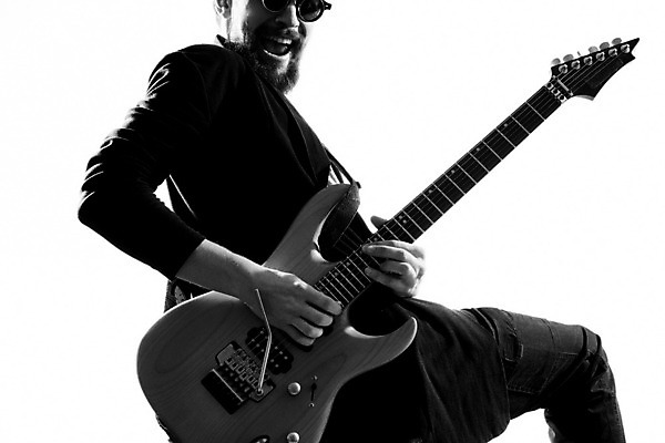 포토 JPG 해외이미지 남자 연주 흑백 한명 상반신 성인 옆모습 선글라스 기타 역동적 매기 기타리스트 로큰롤 락스타 성인남자한명만 해외포토 1 안경 음악 뷰포인트 컨셉 모션 현악기 촬영기법 사람 연주자 남자한명만 성인남자만 파일형식 이미지허브