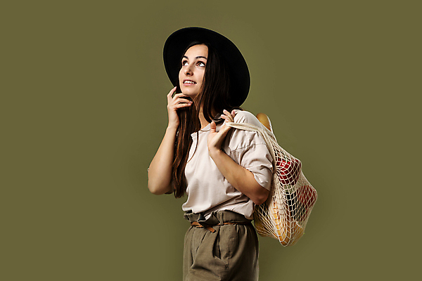 포토 JPG 해외이미지 응시 여자 빵 채소 과일 실내 한명 들기 손짓 상반신 성인 자연보호 그린캠페인 올려보기 에코 친환경 친환경제품 성인여자한명만 초록배경 제로웨이스트 네트백 해외포토 1 시선 음식 캠페인 백그라운드 가방 모션 자연 사람 내부 초록색 환경 보호 사회이슈 여자한명만 성인여자만 파일형식 이미지허브