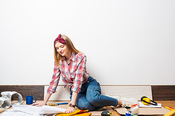 포토 JPG 해외이미지 전신 여자 한명 앉기 성인 앞모습 인테리어 펼침 설계도 공구 종이상자 페인트통 페인트붓 나무판자 페인팅도구 셀프 리모델링 성인여자한명만 셀프인테리어 해외포토 1 디자인 뷰포인트 모션 건설업 통 사람 목재 상자 페인트 도구 붓 여자한명만 성인여자만 파일형식 이미지허브