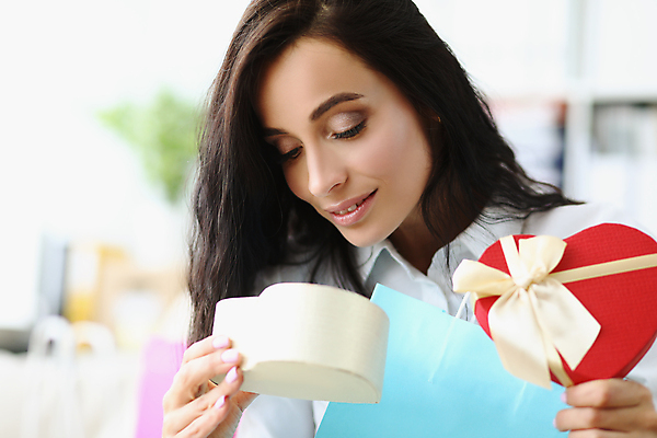 포토 JPG 해외이미지 모델 디자인 응시 여자 기념일 행복 감정 리본 얼굴 포즈 크리스마스 휴가 새로움 갈색머리 실내 선물 한명 사람 이벤트 장식 상자 파티 축제 놀람 기쁨 덮개 축하 표현 오픈 생일 배달원 연도 검색 활 호기심 패키지 반응 해외포토 직업 1 헤어스타일 시선 컨셉 표정 내부 신체부위 뚜껑 파일형식 이미지허브