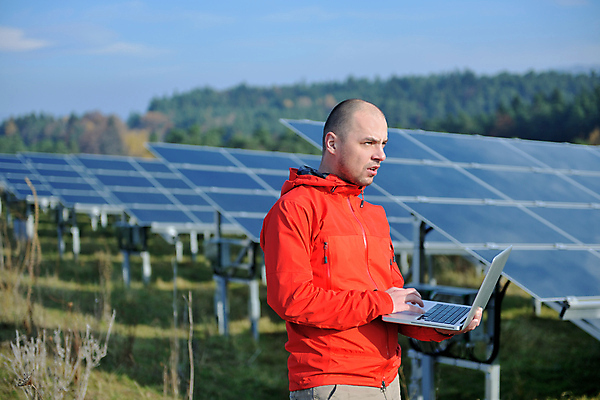 포토 JPG 해외이미지 주간 남자 하늘 한명 들기 상반신 성인 야외 옆모습 노트북 태양에너지 집열판 성인남자한명만 해외포토 자연요소 1 뷰포인트 모션 사람 전자제품 그린에너지 남자한명만 성인남자만 파일형식 이미지허브