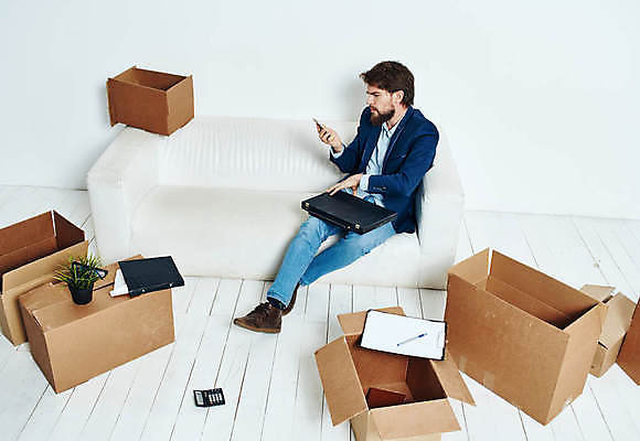 포토 JPG 해외이미지 전신 백인 남자 실내 한명 들기 앉기 성인 앞모습 노트북 상자 소파 비즈니스맨 이사 확인 이삿짐 짐싸기 성인남자한명만 해외포토 서양인 1 뷰포인트 의자 비즈니스 모션 사람 내부 전자제품 직장인 남자한명만 성인남자만 파일형식 이미지허브