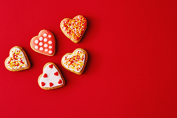 포토 JPG 해외이미지 발렌타인데이 사랑 사람없음 빨간색 하이앵글 쿠키 하트 스프링클 카피스페이스 프로스팅 해외포토 모양 감정 뷰포인트 컬러 데이이벤트 디저트 장식 공백 제빵 파일형식 이미지허브
