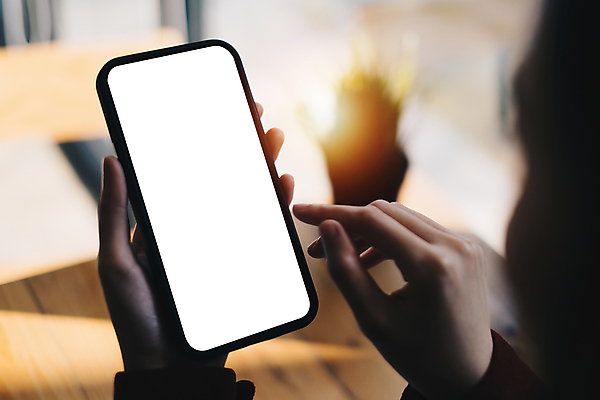 포토 JPG 해외이미지 손 들기 신체부위 스마트폰 스크린 목업 해외포토 모션 사람 핸드폰 스마트기기 파일형식 이미지허브