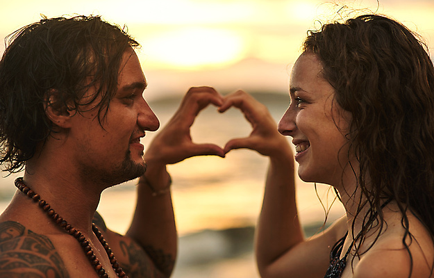 포토 JPG 해외이미지 서양인 백인 커플 여자 남자 행복 갈색머리 함께함 사랑 상반신 20대 성인 야외 두명 옆모습 마주보기 하트 손하트 성인만 해외포토 모양 외국인 헤어스타일 감정 뷰포인트 컨셉 관계 모션 사람 손짓 청년 파일형식 이미지허브