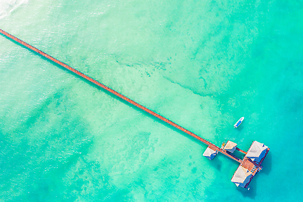 포토 JPG 해외이미지 나무 전통 모래 파도 바다 섬 여행 자연 하늘 휴가 주택 안테나 손바닥 해변 사람없음 건물 목재 물 파란색 모래사장 흰색 산호 정상 휴양지 암초 방갈로 드론 이국적 터키석 파라다이스 해외포토 자연요소 식물 건축물 손 컬러 재료 통신 숙소 장소 자포동물 보석 생태계 파일형식 이미지허브