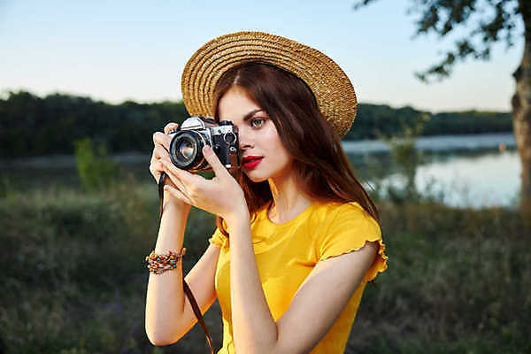 포토 JPG 해외이미지 주간 백인 라이프스타일 응시 여자 한명 미소 들기 상반신 성인 취미 야외 옆모습 카메라 사진촬영 사진사 성인여자한명만 해외포토 자연요소 서양인 1 시선 뷰포인트 모션 표정 사람 생활 전자제품 촬영 작가 여자한명만 성인여자만 파일형식 이미지허브