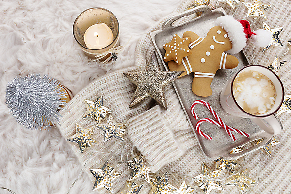 포토 JPG 해외이미지 별 크리스마스 크리스마스용품 쟁반 실내 사람없음 크리스마스트리 미니어처 향초 코코아 별모형 지팡이사탕 진저맨 진저쿠키 해외포토 자연요소 기념일 음료 초 사탕 내부 모형 쿠키 용품 파일형식 이미지허브