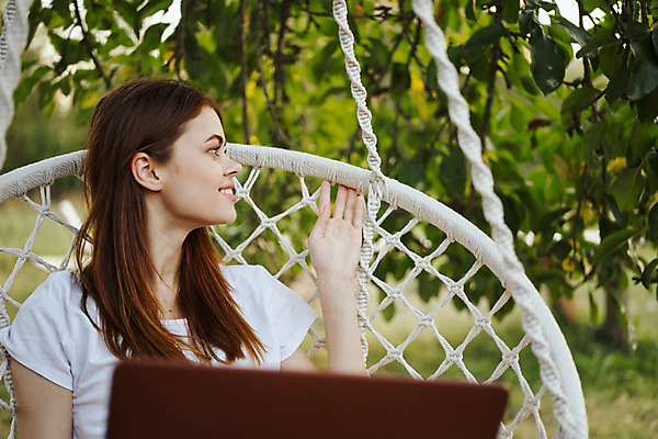 포토 JPG 해외이미지 주간 응시 여자 여유 휴가 휴식 한명 앉기 상반신 성인 야외 앞모습 노트북 만지기 해먹 흔들의자 성인여자한명만 해외포토 자연요소 1 시선 감정 뷰포인트 컨셉 의자 모션 사람 전자제품 침대 여자한명만 성인여자만 파일형식 이미지허브