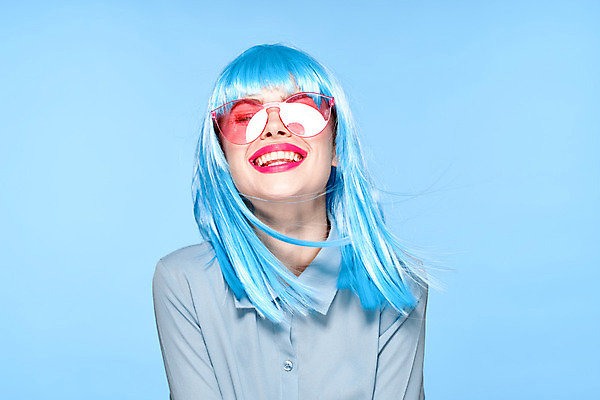 포토 JPG 해외이미지 여자 하늘색 한명 미소 상반신 성인 앞모습 선글라스 가발 성인여자한명만 힙스터 해외포토 1 패션 안경 뷰포인트 표정 사람 파란색 여자한명만 성인여자만 파일형식 이미지허브