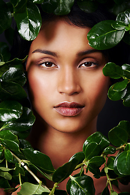 포토 JPG 해외이미지 모델 응시 여자 백그라운드 잎 자연 한명 상반신 성인 앞모습 뷰티 우아함 피부 성인여자한명만 카피스페이스 해외포토 식물 1 시선 뷰포인트 컨셉 사람 신체부위 공백 생태계 여자한명만 성인여자만 파일형식 이미지허브