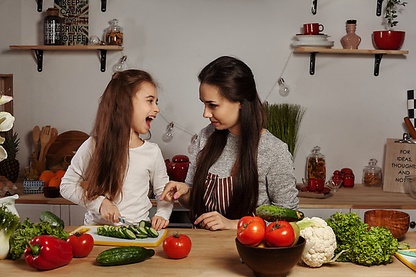 포토 JPG 해외이미지 여자 딸 어린이 모녀 엄마 함께함 실내 웃음 상반신 성인 두명 앞모습 마주보기 주방 가리킴 자르기 재료손질 즐거움 요리중 여자만 해외포토 감정 뷰포인트 컨셉 가족 모션 표정 사람 손짓 내부 손질 파일형식 이미지허브