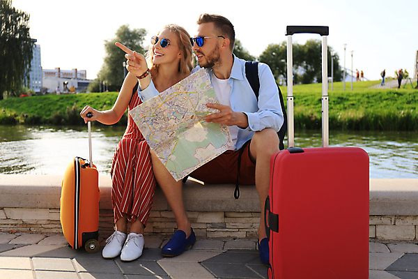 포토 JPG 해외이미지 전신 커플 여자 남자 여행 지도 들기 앉기 성인 야외 두명 옆모습 선글라스 캐리어 가리킴 성인만 해외포토 안경 뷰포인트 관계 모션 사람 손짓 여행가방 파일형식 이미지허브