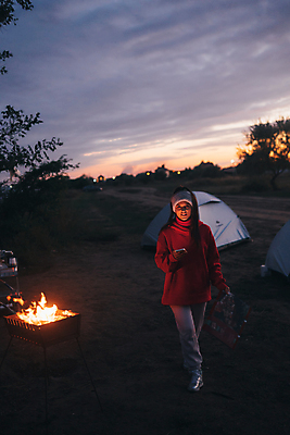 포토 JPG 해외이미지 라이프스타일 공원 여자 행복 음식 바다 여행 자연 휴가 한명 앉기 야외 여행객 그릴 저녁 모닥불 준비 해외포토 1 공공시설 감정 모션 주방용품 불 사람 생활 야간 생태계 파일형식 이미지허브