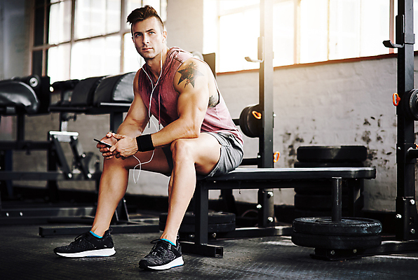 포토 JPG 해외이미지 전신 백인 남자 이어폰 실내 한명 들기 앉기 20대 성인 옆모습 음악감상 헬스장 근육질 성인남자한명만 해외포토 서양인 1 뷰포인트 음향기기 모션 근육 사람 청년 내부 헬스 감상 몸매 남자한명만 성인남자만 파일형식 이미지허브