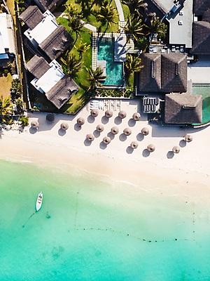 포토 JPG 해외이미지 주간 수영장 해변 사람없음 야외 건물 여름 하이앵글 야자수 여름풍경 파라솔 보트 휴양지 항공촬영 모리셔스 해외포토 자연요소 나무 건축물 계절 바다 뷰포인트 배_교통 풍경 장소 파일형식 여름_계절 이미지허브