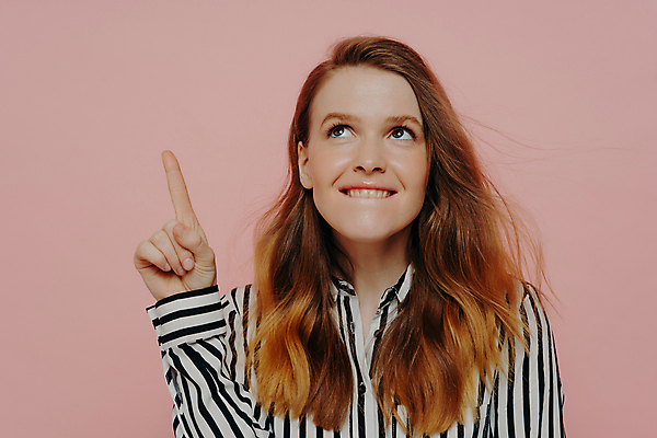 포토 JPG 해외이미지 백인 응시 여자 행복 감정 벽 분홍색 포즈 백그라운드 생각 손가락 한명 서기 갈색 세일 흰색 가리킴 잡기 중앙 블라우스 웨이브 긍정 보여주기 생강 길이 승진 충고 카피스페이스 표현성 해외포토 서양인 1 손 시선 컬러 컨셉 상의 채소 모션 사람 손짓 공백 파일형식 이미지허브