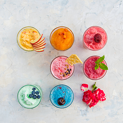 포토 JPG 해외이미지 열매 꽃 과일 사람없음 하이앵글 크래커 쿠키 다양 체리 사과 블루베리 산딸기 토핑 냉음료 스무디 애플민트 해외포토 식물 음료 뷰포인트 다수 디저트 민트 파일형식 이미지허브